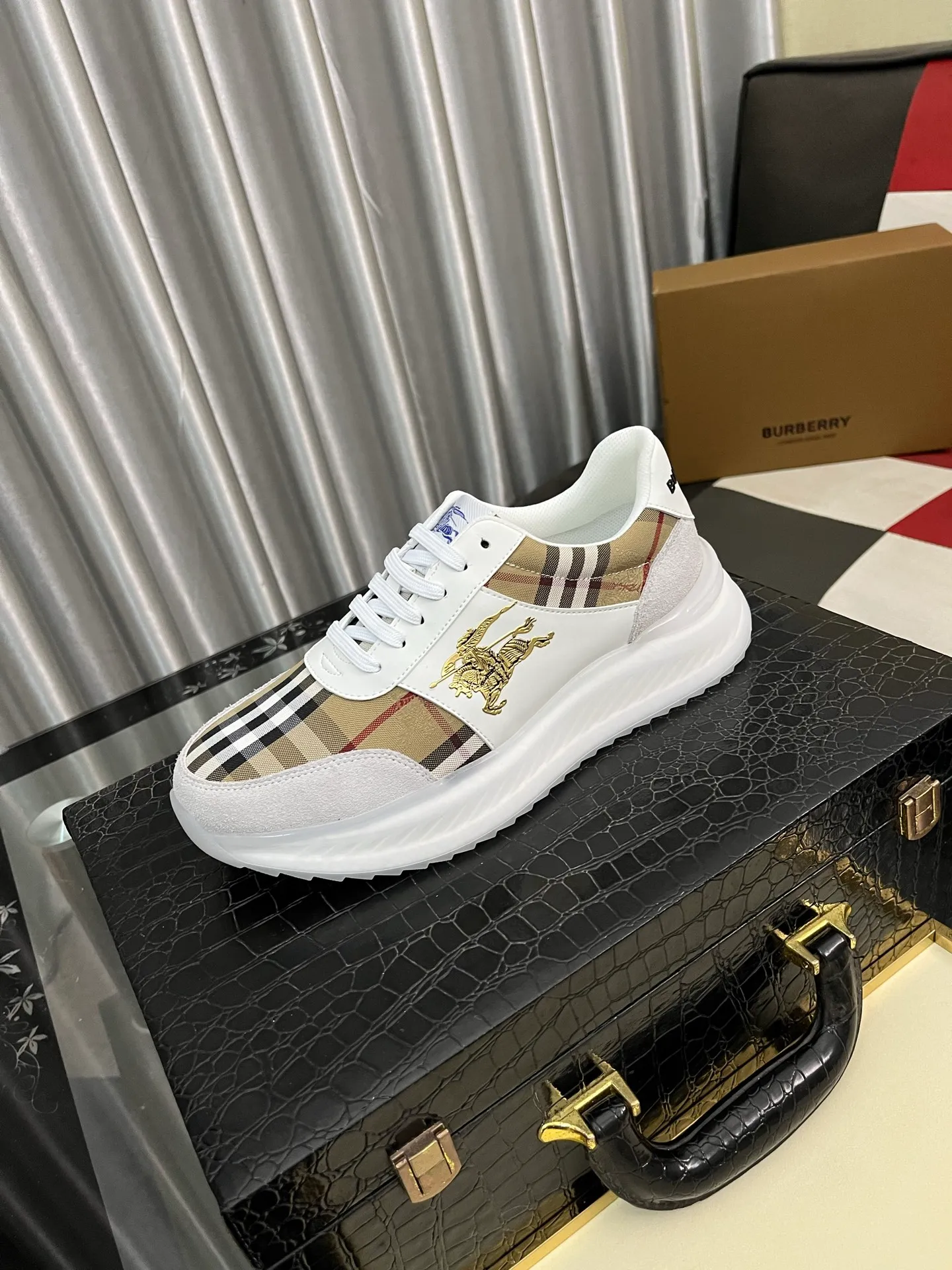 Men's shoes 💰458⌚️⌚️BURBERRY Regular size: 38-44 (casual shoes) Product materials: Selected cowhide upper, soft sheepskin lining; original outsole. 3️⃣ colors available